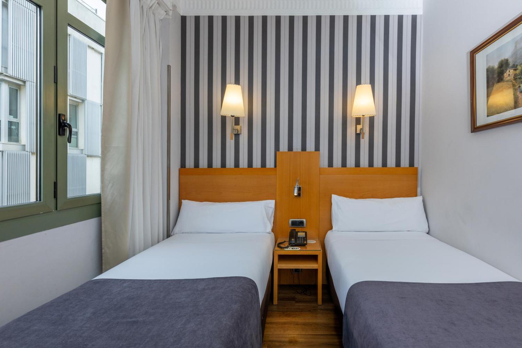 Hotel Lyon Барселона Екстериор снимка