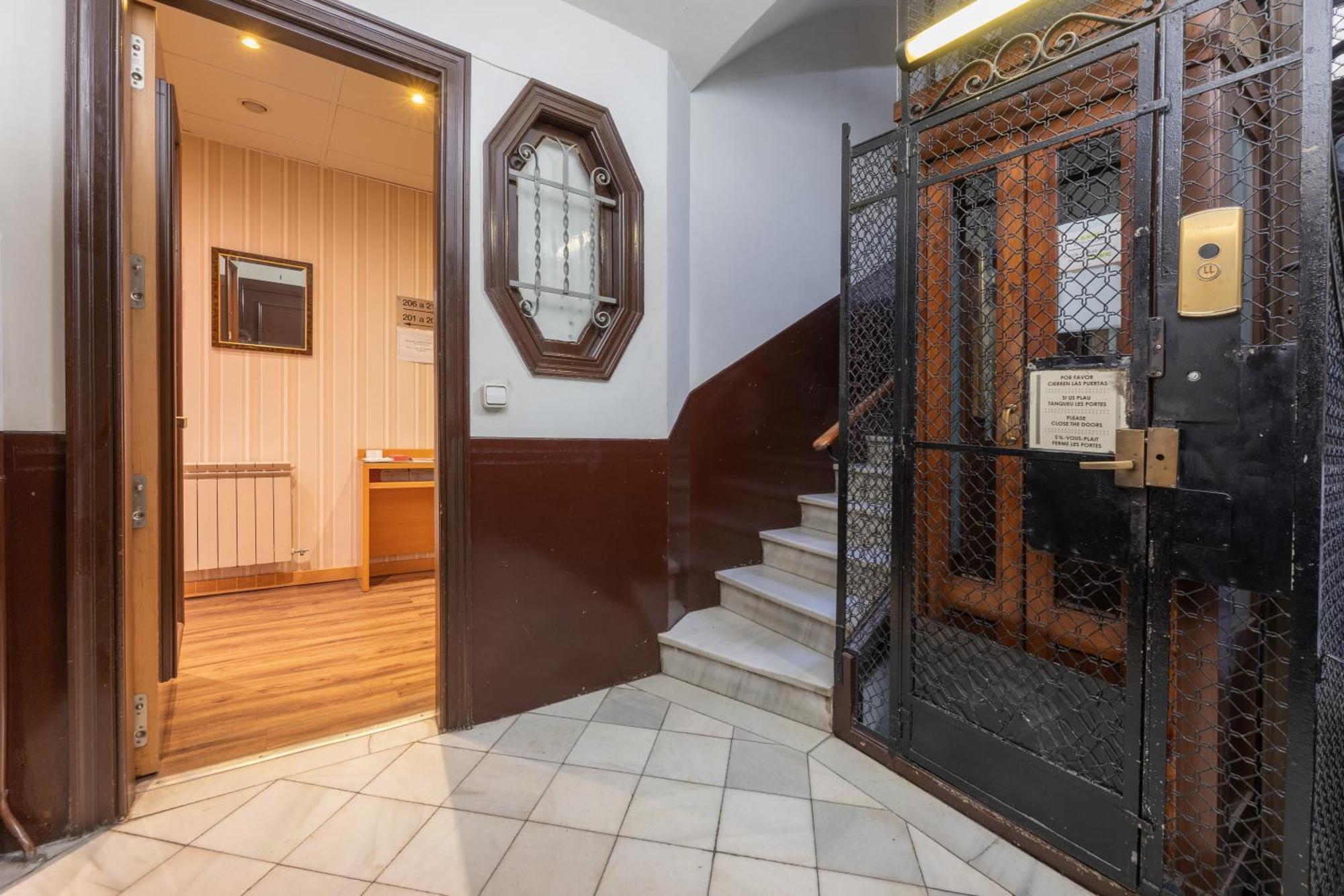 Hotel Lyon Барселона Екстериор снимка