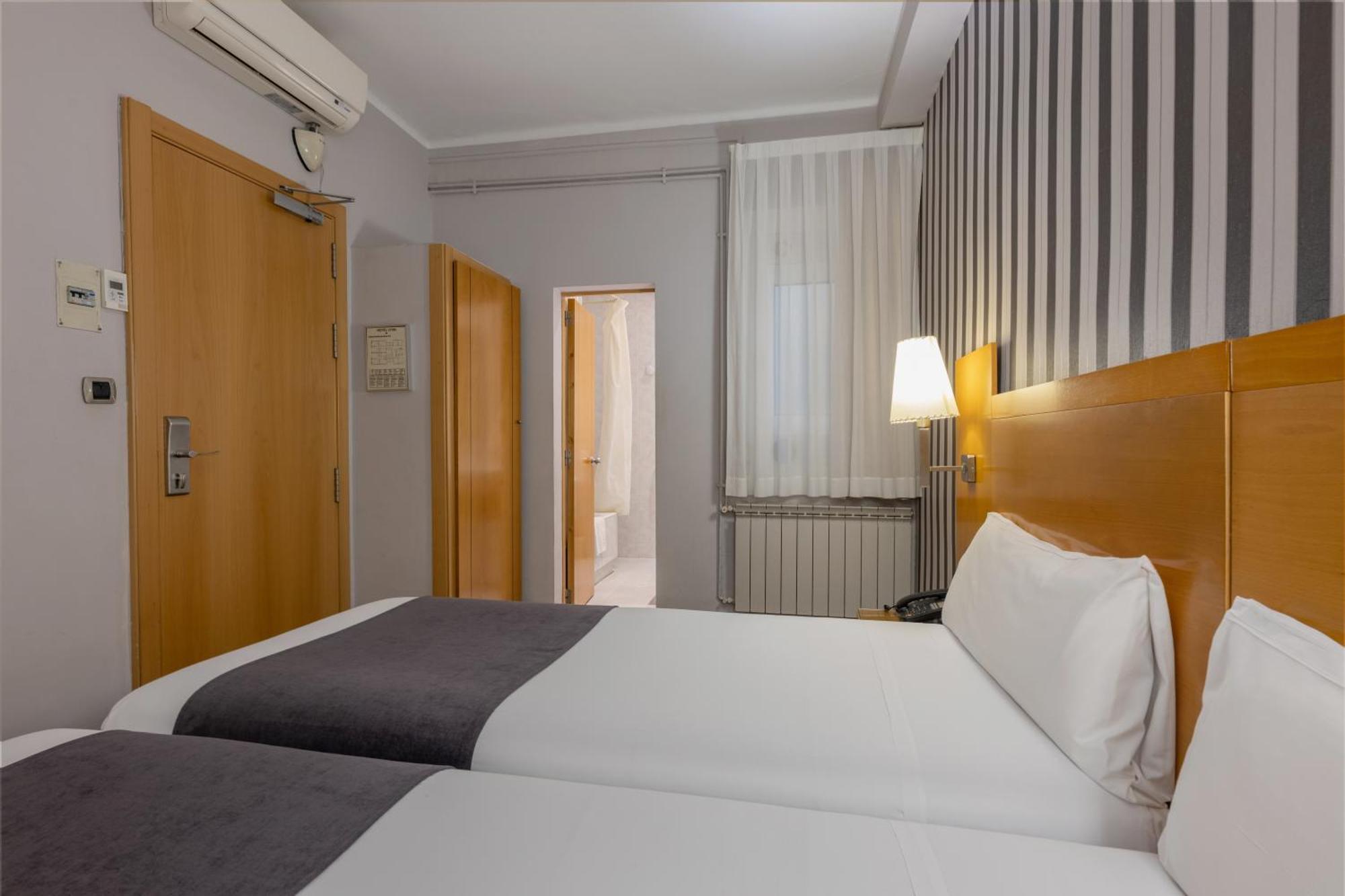 Hotel Lyon Барселона Екстериор снимка
