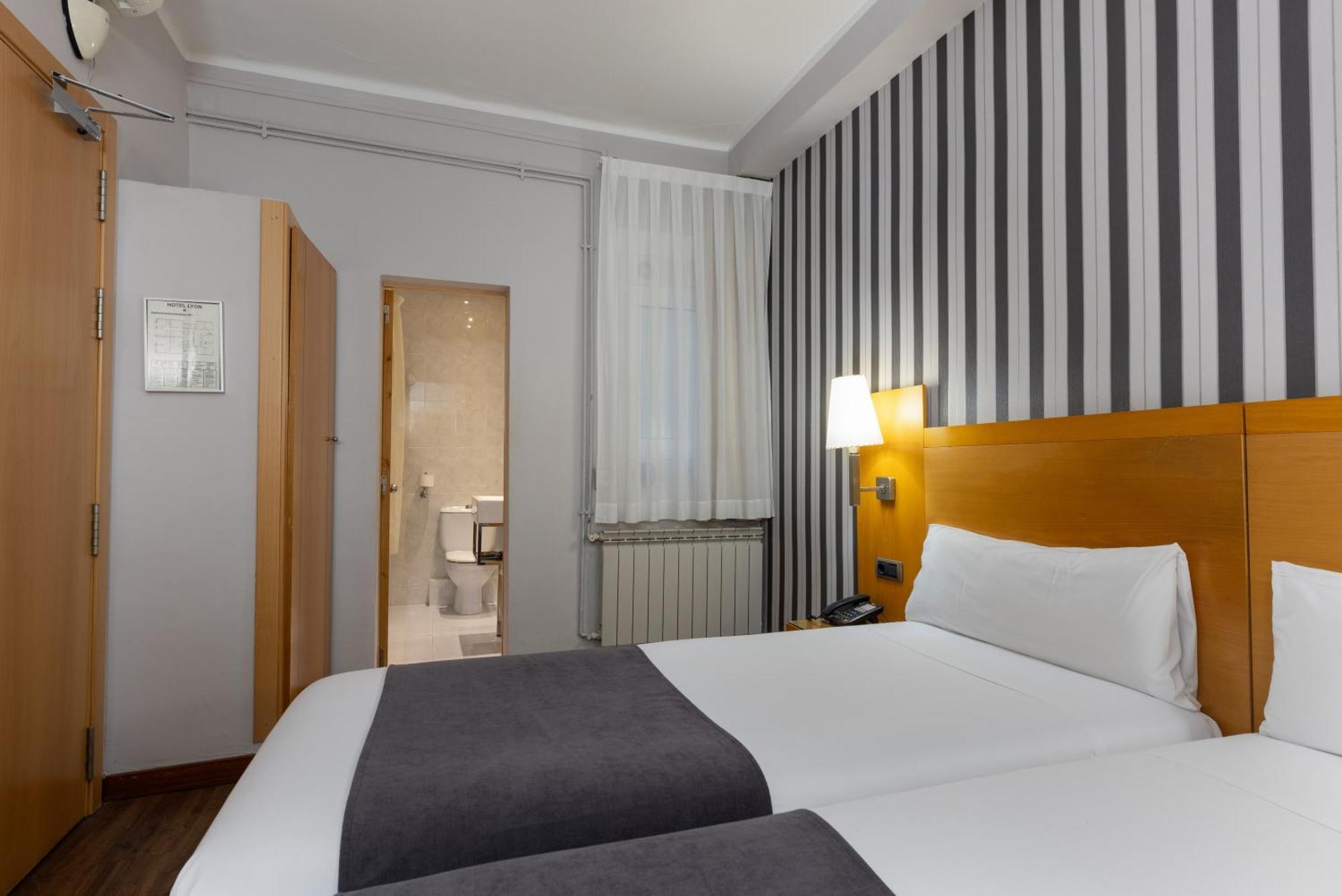 Hotel Lyon Барселона Екстериор снимка