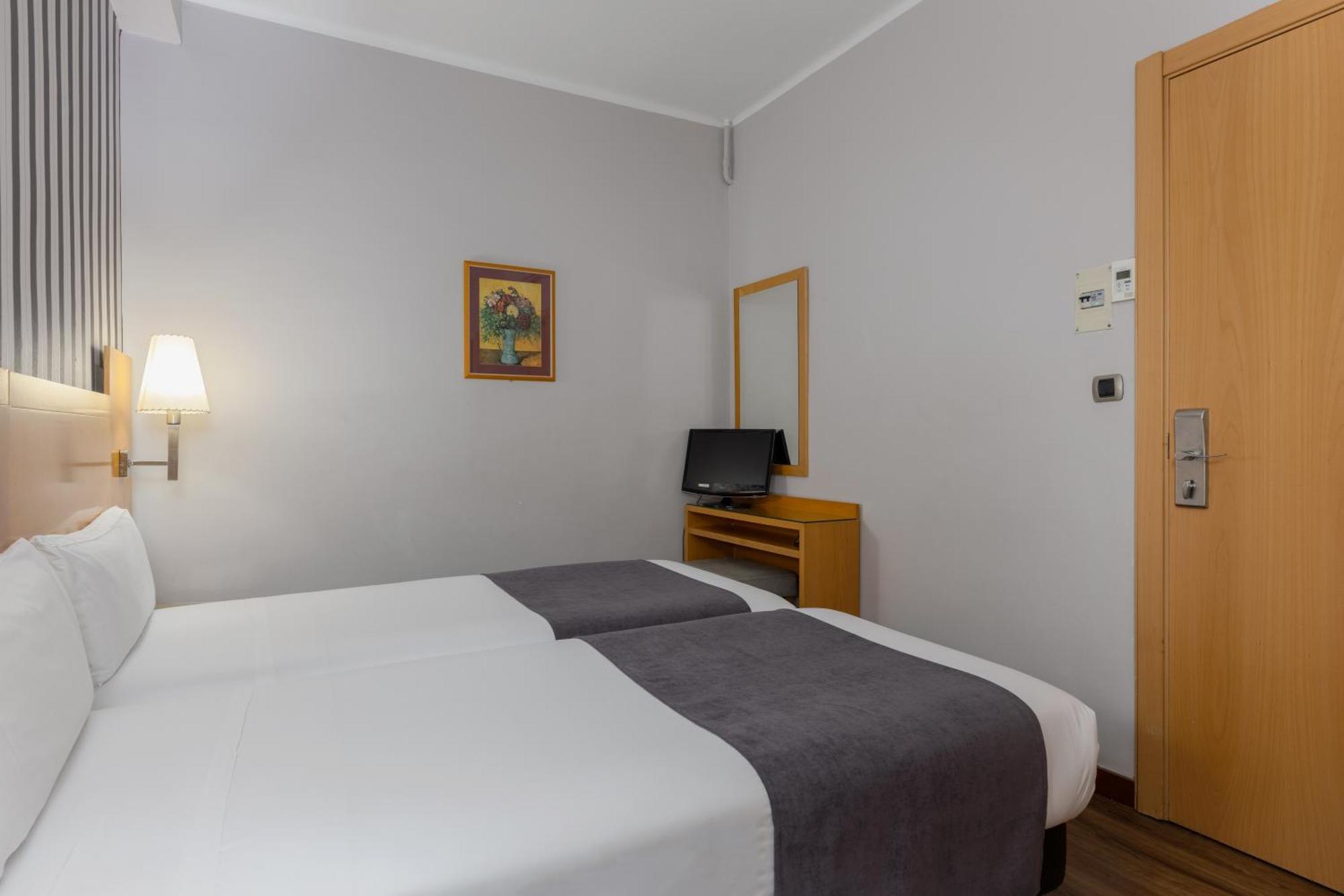 Hotel Lyon Барселона Екстериор снимка
