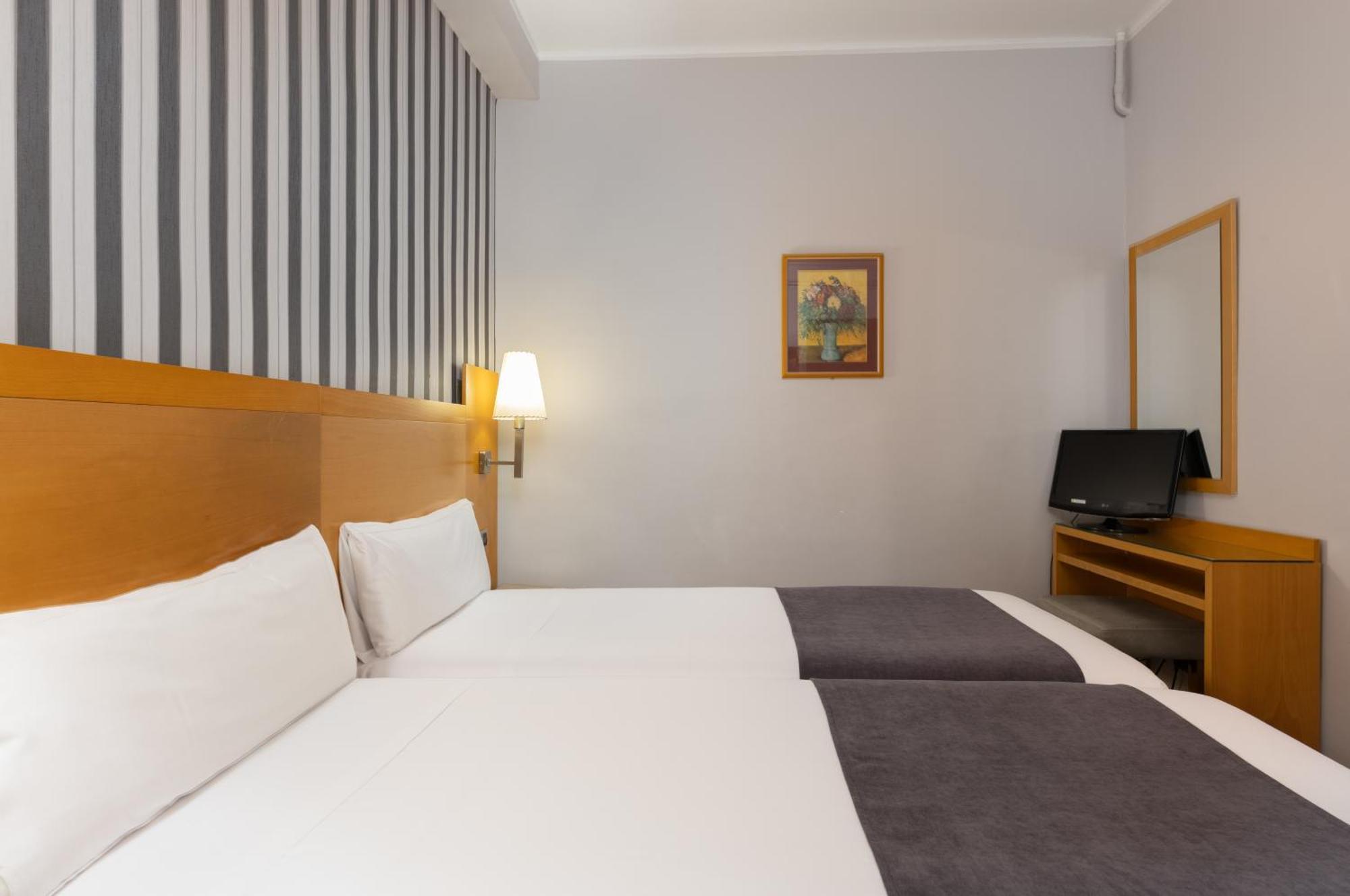 Hotel Lyon Барселона Екстериор снимка