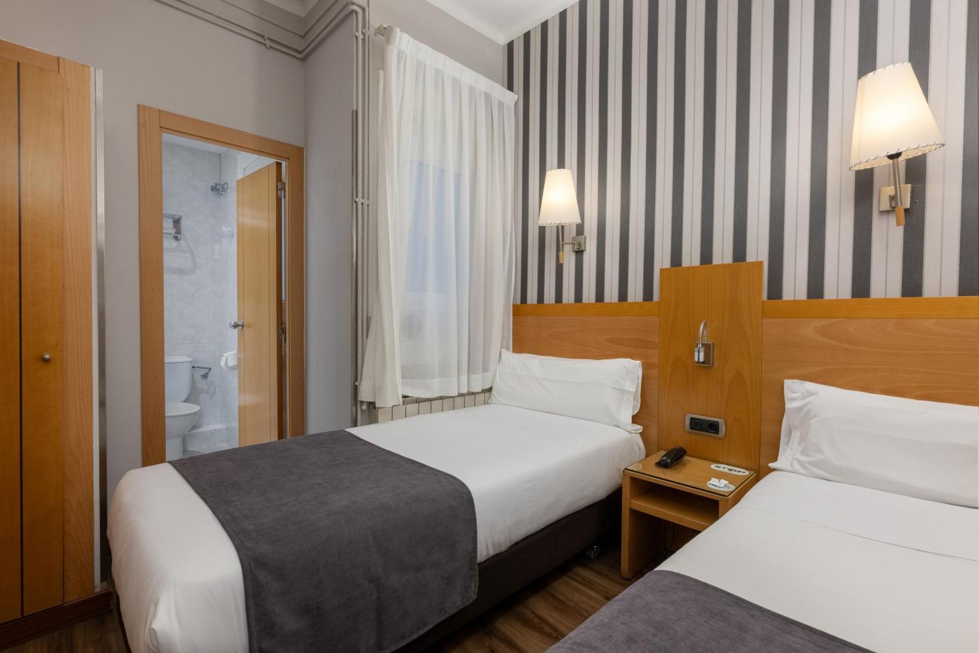 Hotel Lyon Барселона Екстериор снимка