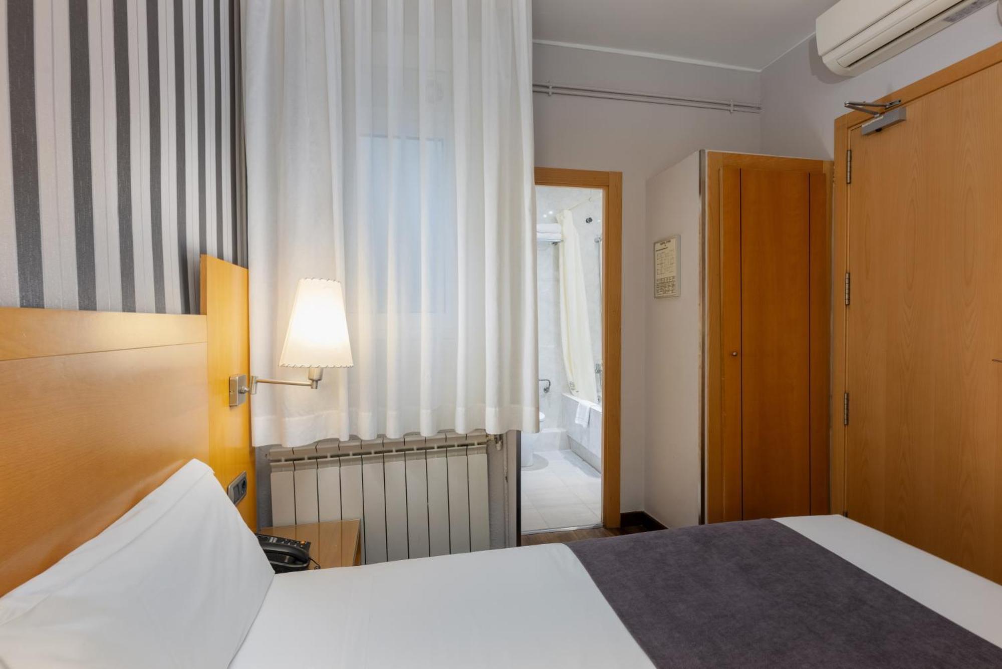 Hotel Lyon Барселона Екстериор снимка