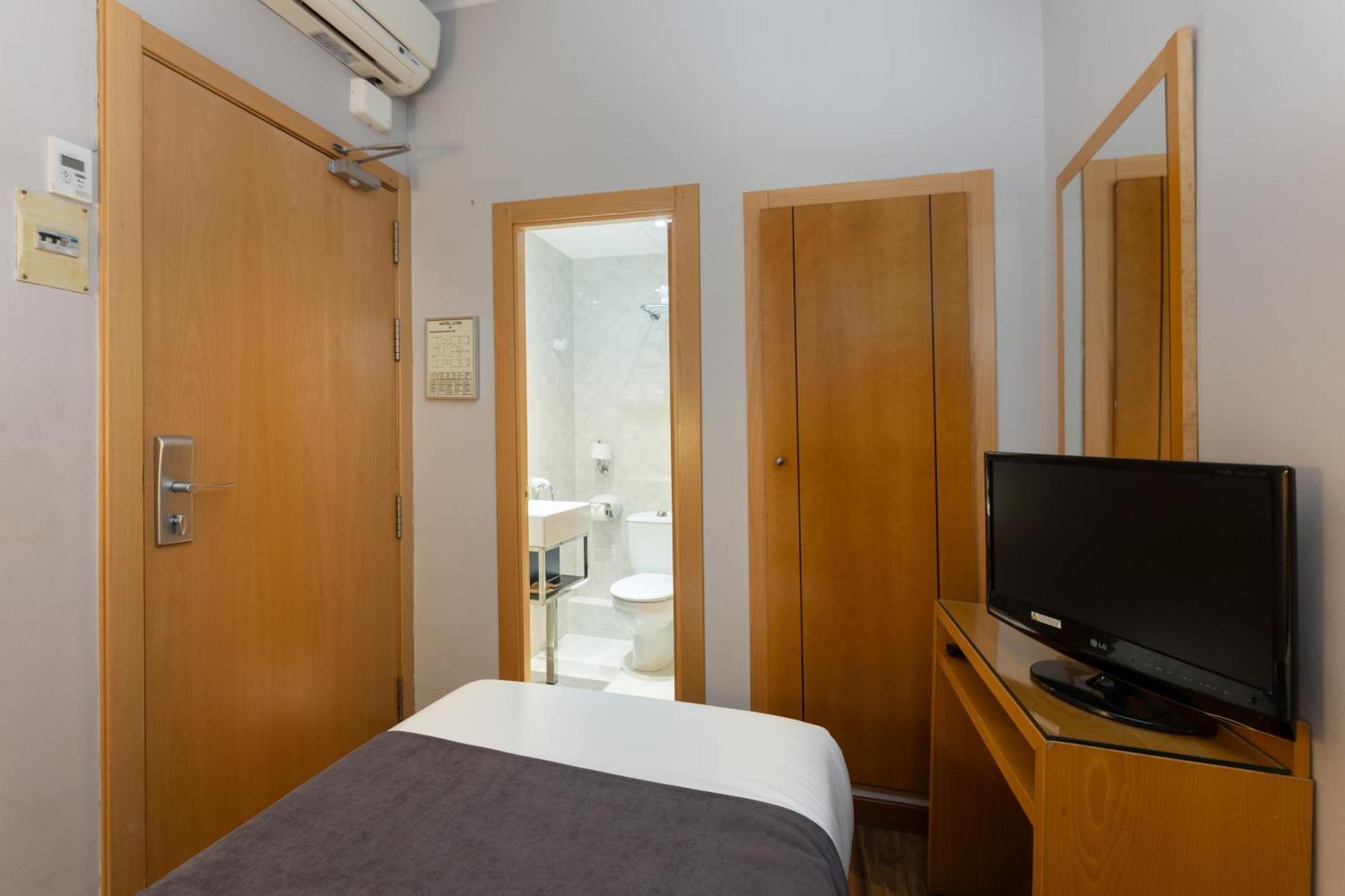 Hotel Lyon Барселона Екстериор снимка