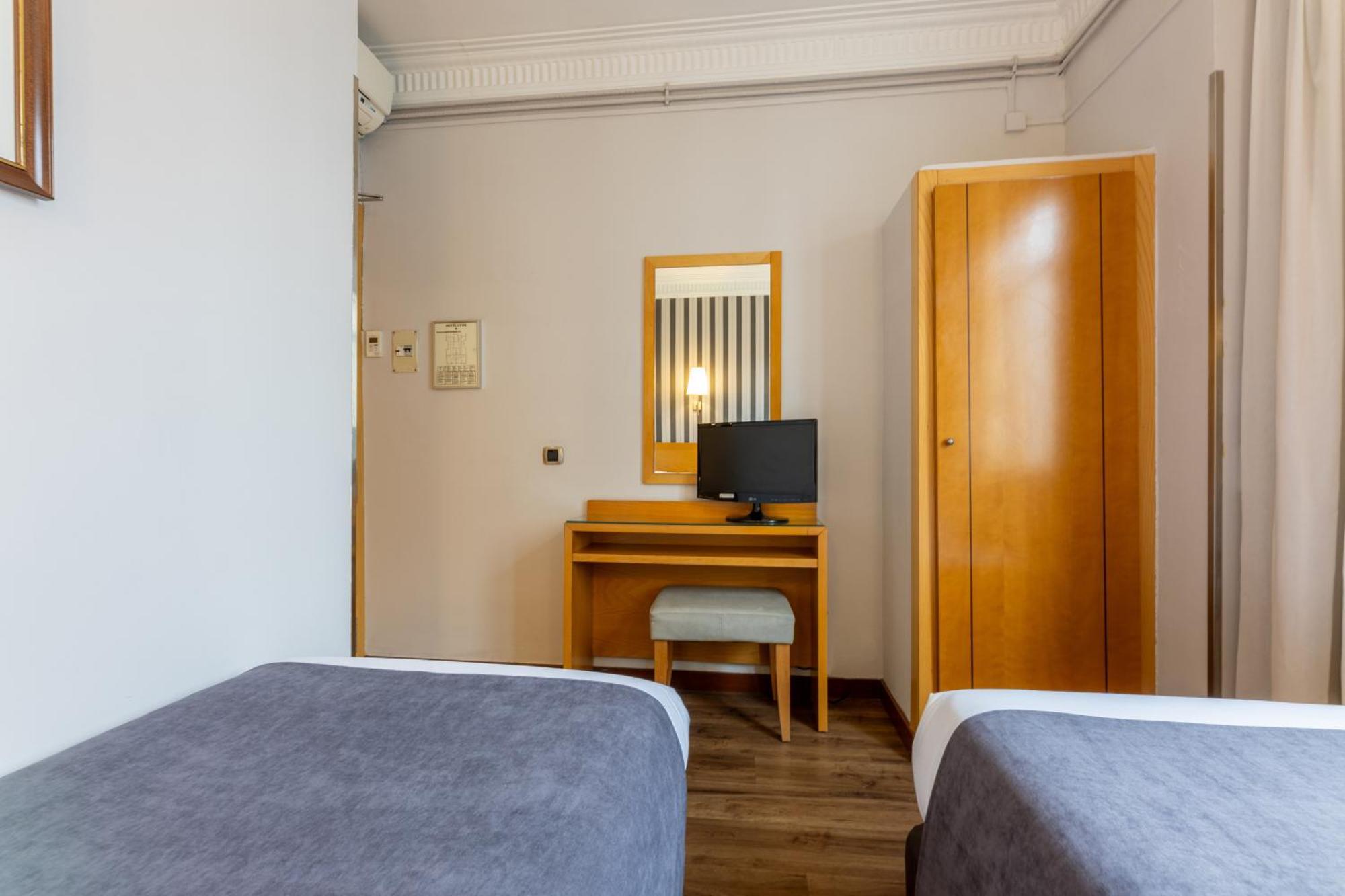 Hotel Lyon Барселона Екстериор снимка
